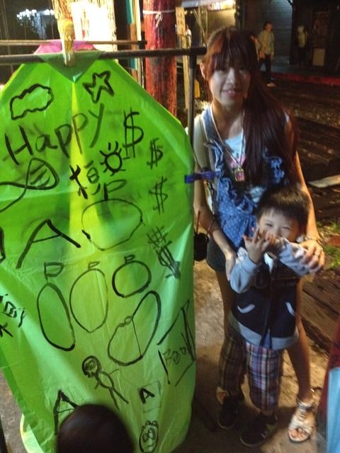 平溪天燈 與小鬼們的繪畫