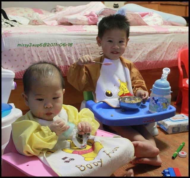 2011.06.22 2Y3M15D桓兒&7M13D愷,共食之愛吃愷兒。 - 第4張圖 2011.06.22 2Y3M15D桓兒&7M13D愷,共食之愛吃愷兒。