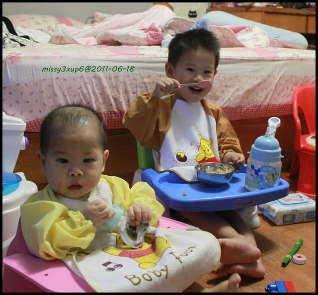 2011.06.22 2Y3M15D桓兒&7M13D愷,共食之愛吃愷兒。 - 第5張圖 2011.06.22 2Y3M15D桓兒&7M13D愷,共食之愛吃愷兒。
