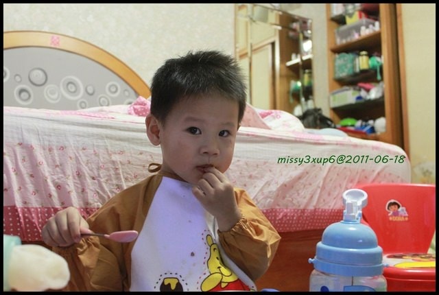 2011.06.22 2Y3M15D桓兒&7M13D愷,共食之愛吃愷兒。 - 第3張圖 2011.06.22 2Y3M15D桓兒&7M13D愷,共食之愛吃愷兒。