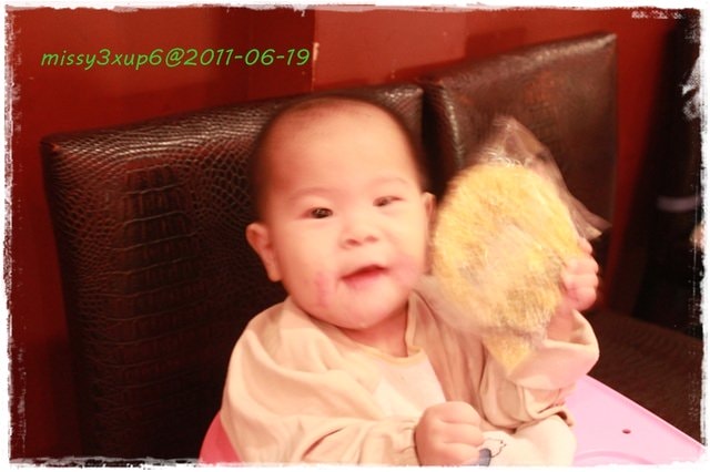 2011.06.22 2Y3M15D桓兒&7M13D愷,共食之愛吃愷兒。 - 第6張圖 2011.06.22 2Y3M15D桓兒&7M13D愷,共食之愛吃愷兒。