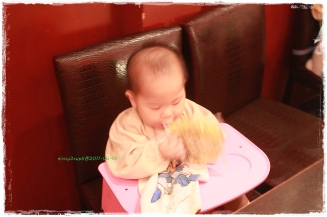 2011.06.22 2Y3M15D桓兒&7M13D愷,共食之愛吃愷兒。 - 第9張圖 2011.06.22 2Y3M15D桓兒&7M13D愷,共食之愛吃愷兒。