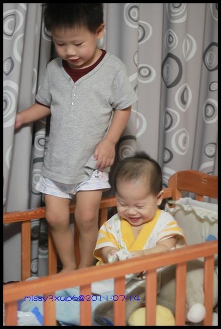 2011.07.17 2y4m7D桓+8M5d不會後悔生兩隻的情境 - 第4張圖 2011.07.17 2y4m7D桓+8M5d不會後悔生兩隻的情境