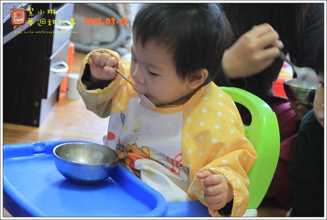 愷兒1y4m 自己學吃飯啦~~