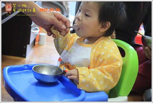 愷兒1y4m 自己學吃飯啦~~