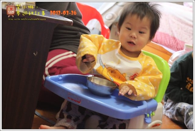 愷兒1y4m 自己學吃飯啦~~