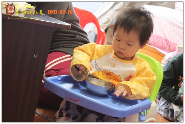 愷兒1y4m 自己學吃飯啦~~