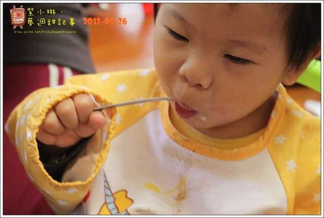 愷兒1y4m 自己學吃飯啦~~