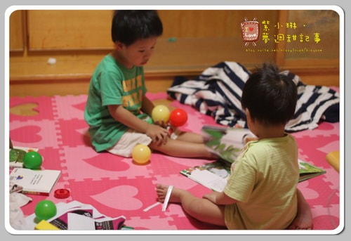 書寶寶 上誼變色龍捉迷藏&和英很慢很慢的蝸牛，桓3y2M愷1y6m