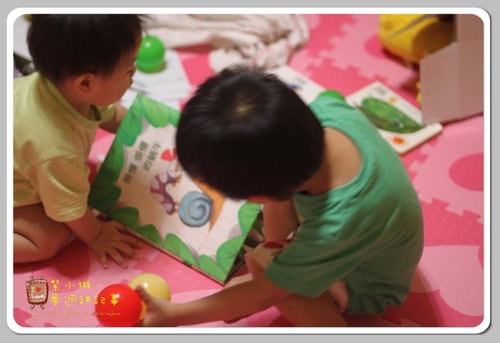 書寶寶 上誼變色龍捉迷藏&和英很慢很慢的蝸牛，桓3y2M愷1y6m