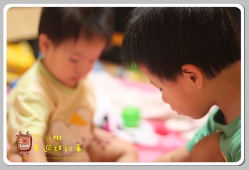 書寶寶 上誼變色龍捉迷藏&和英很慢很慢的蝸牛，桓3y2M愷1y6m