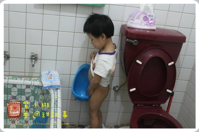 桓兒3y 啟用男生的小馬桶(小便池)~~~~