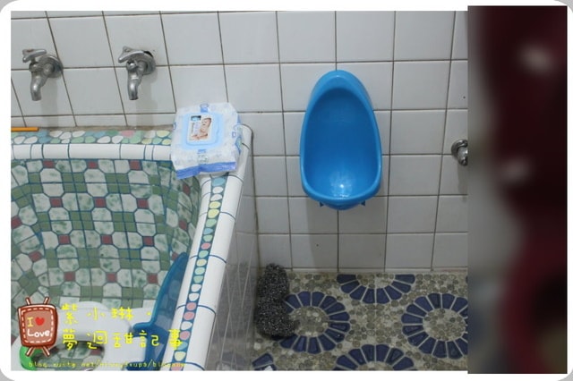 桓兒3y 啟用男生的小馬桶(小便池)~~~~