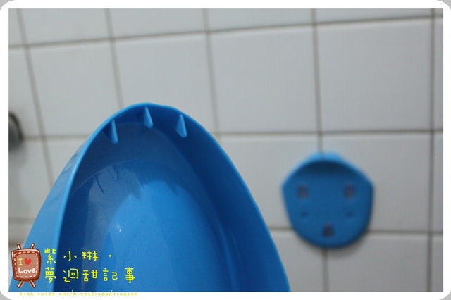 桓兒3y 啟用男生的小馬桶(小便池)~~~~