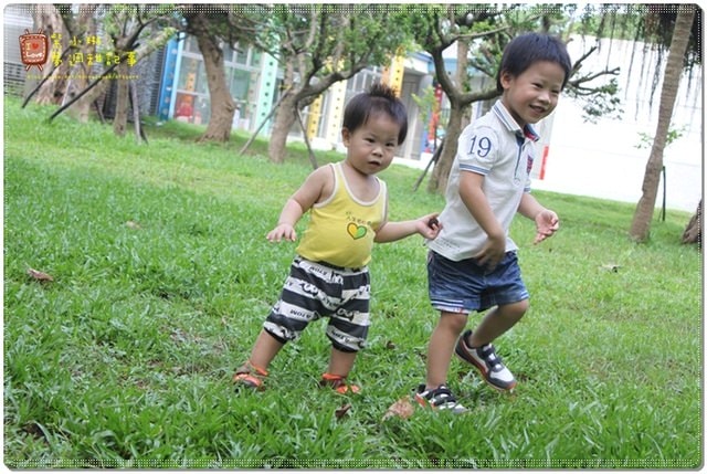 新竹動物園，草地散步去~桓3y2M愷1y6m