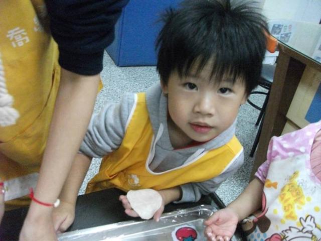 2013.01 桓兒3Y10M籌備過新年 (學校日記)