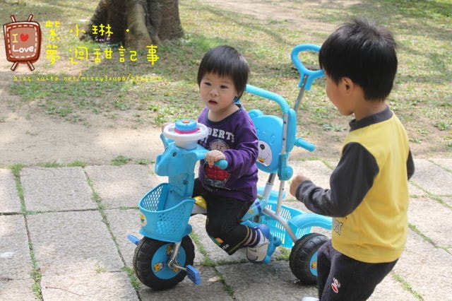 桓4Y愷2y4m 有太陽就來溜小孩 (愷愷為了opc而哭)